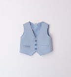 Completo cerimonia bambino con gilet azzurro, camicia bianca e pantaloncini a righe blu, outfit elegante per eventi speciali.