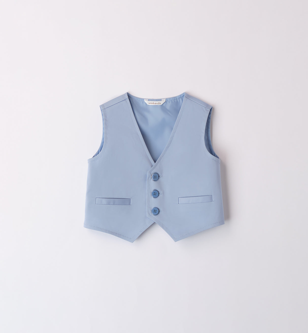 Completo cerimonia bambino con gilet azzurro, camicia bianca e pantaloncini a righe blu, outfit elegante per eventi speciali.