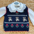 Completo bimba Dr.Kid con gilet blu a orsetti e tulipani, camicia bianca con colletto sangallo e gonna pantalone marrone.