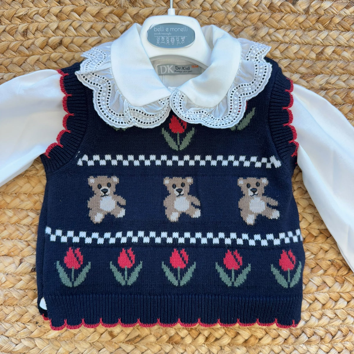Completo bimba Dr.Kid con gilet blu a orsetti e tulipani, camicia bianca con colletto sangallo e gonna pantalone marrone.