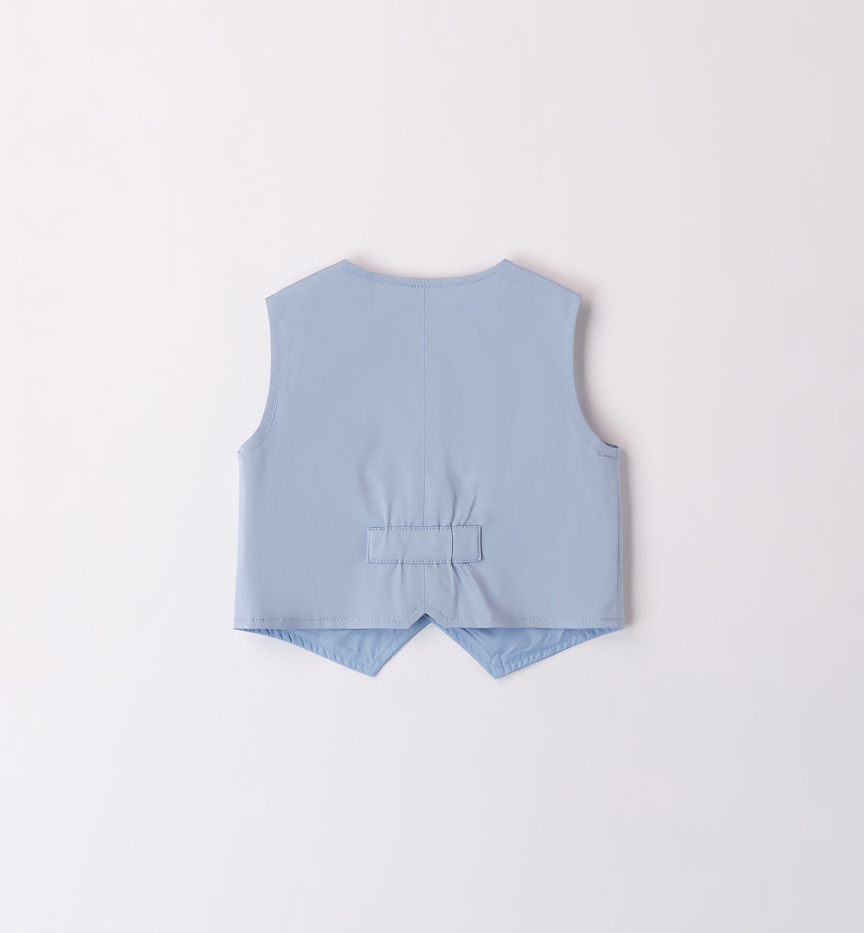 Completo cerimonia bambino con gilet azzurro, camicia bianca e pantaloncini a righe blu, outfit elegante per eventi speciali.