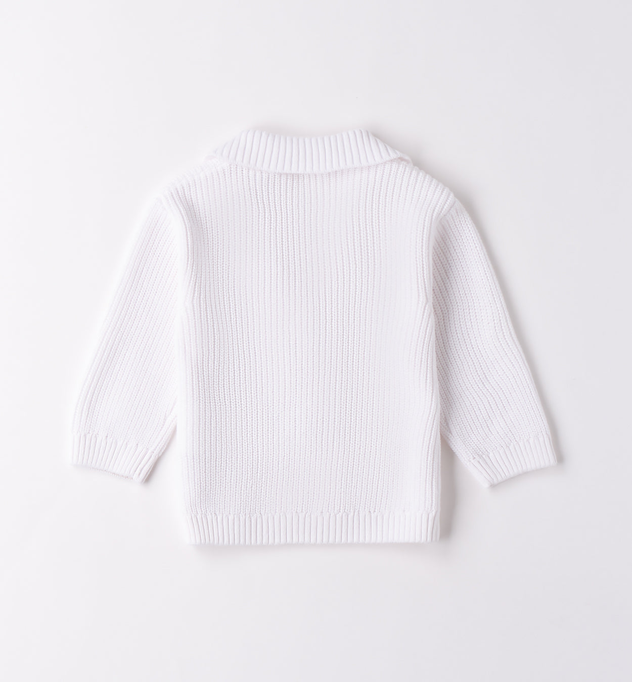 maglione bianco con camicia blu e pantaloni beige per bambino, con dettagli in blu e camicia azzurra in lino. perfetto per un look elegante e casual.