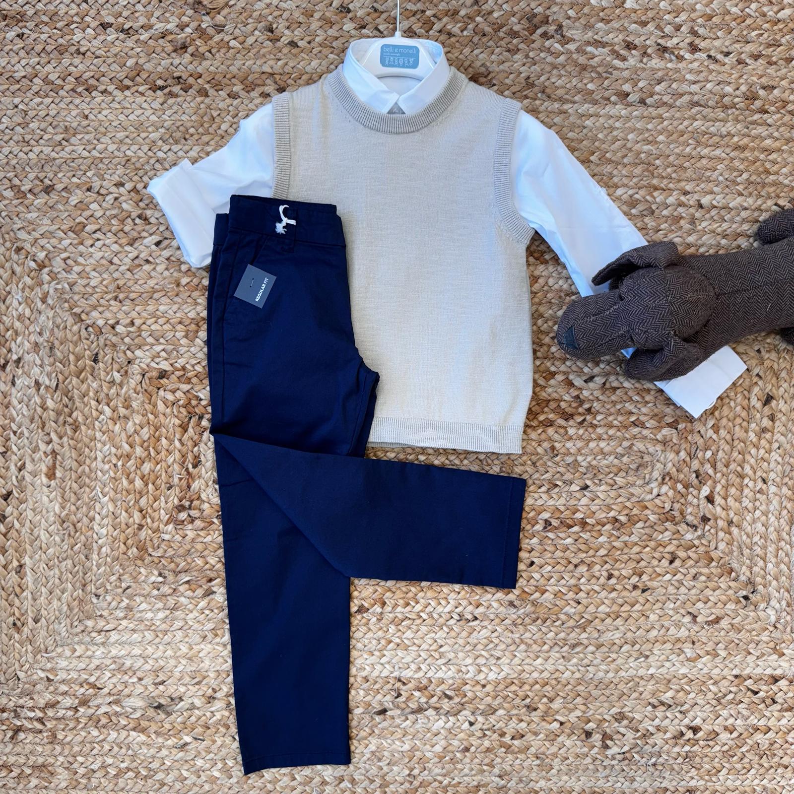 Gilet in maglia, camicia bianca e pantaloni navy per bambino, abbigliamento elegante cerimonia.