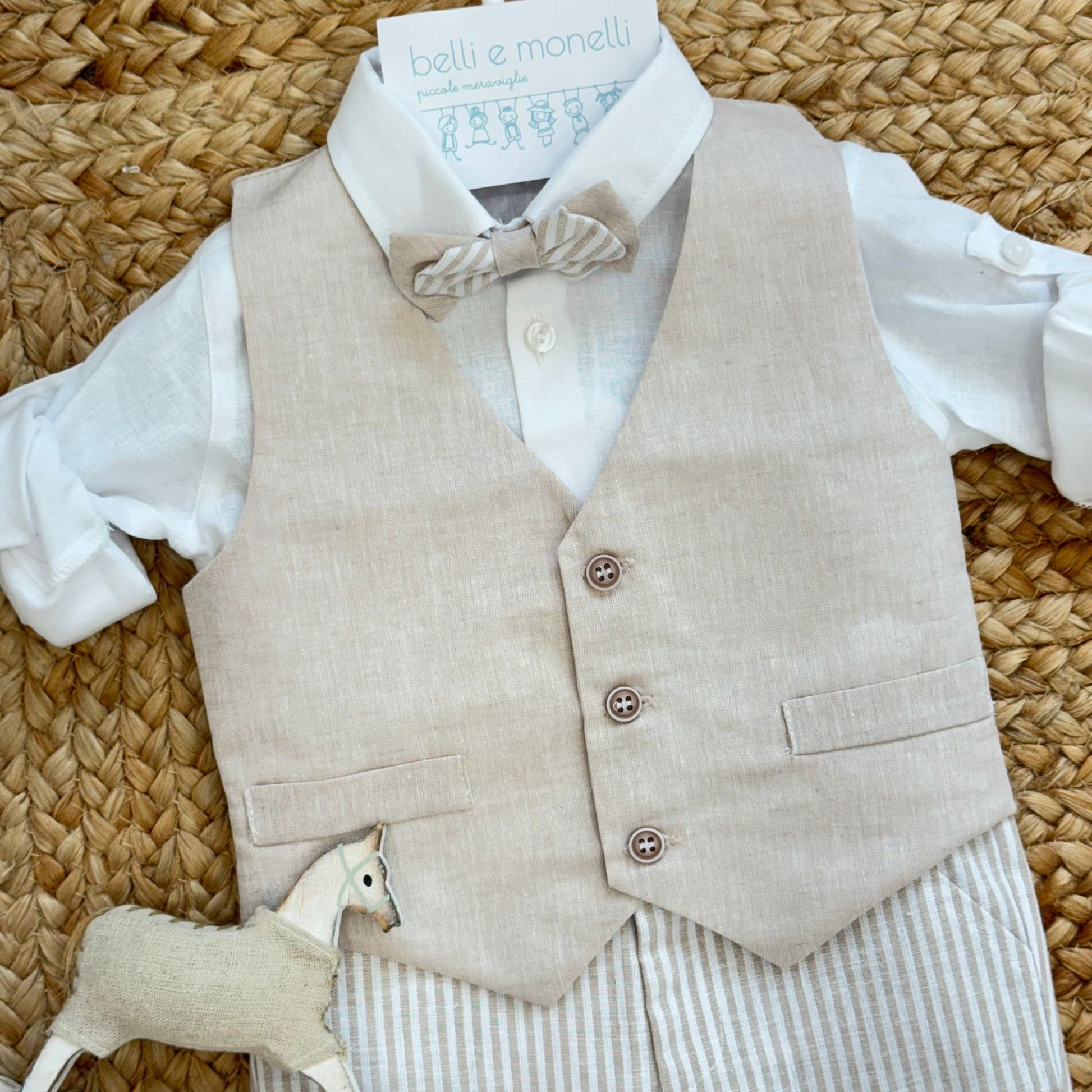 dettaglio gilet elegante bimbo beige cerimonia