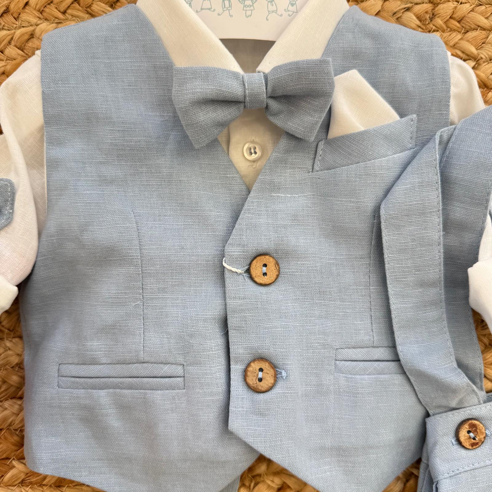 dettaglio gilet doppiopetto con bottoni effetto legno