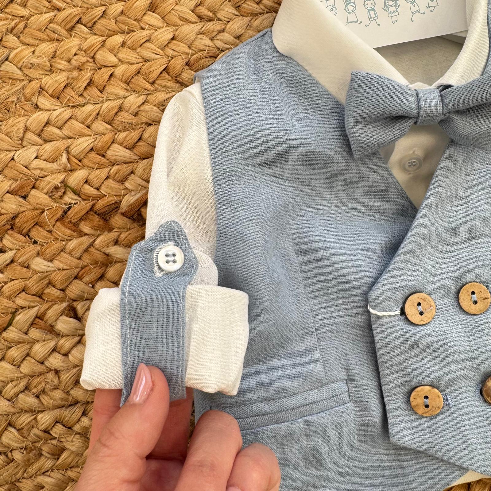 dettaglio manica camicia con linguetta e bottone
