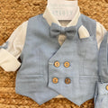 dettaglio gilet doppiopetto con bottoni e pochette coordinata