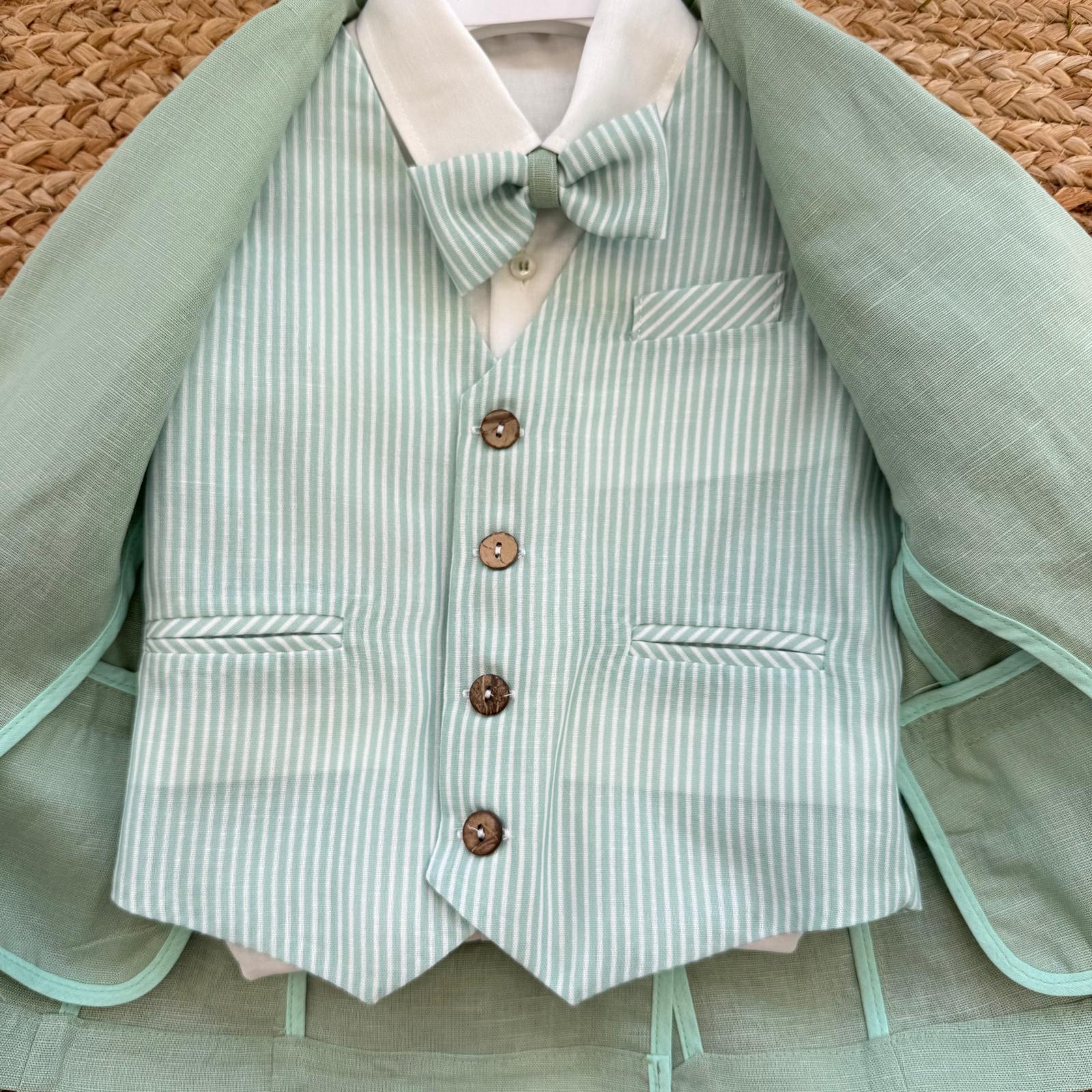 dettaglio gilet rigato con fodera interna in cotone