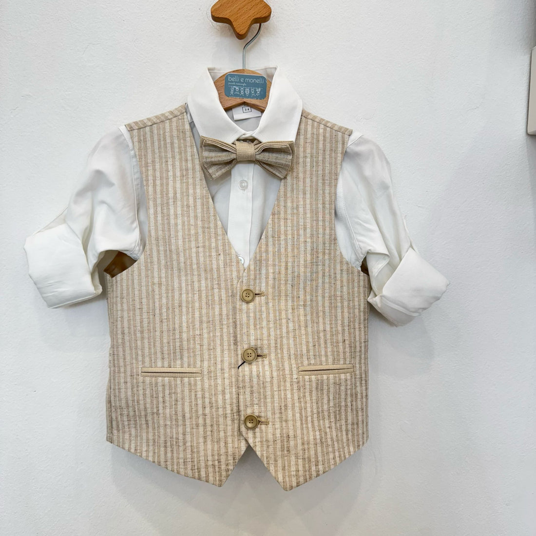 Completo bimbo beige con gilet a righe e bretelle