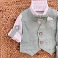 dettaglio gilet verde salvia con bottoni effetto legno