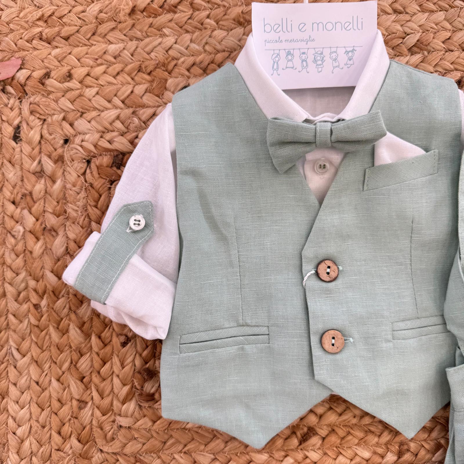 dettaglio gilet verde salvia con bottoni effetto legno