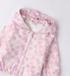  Dettaglio del cappuccio e della chiusura con zip del giubbino bambina.
