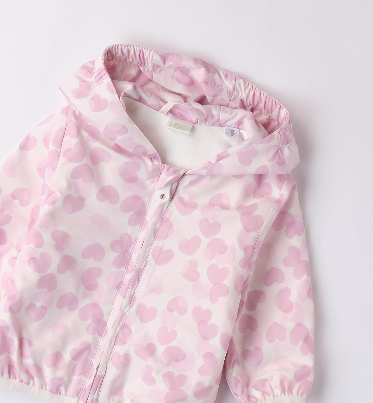  Dettaglio del cappuccio e della chiusura con zip del giubbino bambina.