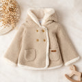 Giubbotto bimba beige con cappuccio, profili panna effetto pelliccetta, bottoni doppiopetto e tasche frontali.