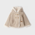 Giubbotto bimba beige con cappuccio, profili panna effetto pelliccetta, bottoni doppiopetto e tasche frontali.