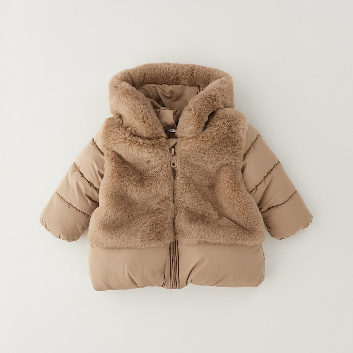 Giubbotto bimba beige imbottito con cappuccio effetto pelliccia, zip frontale e maniche trapuntate
