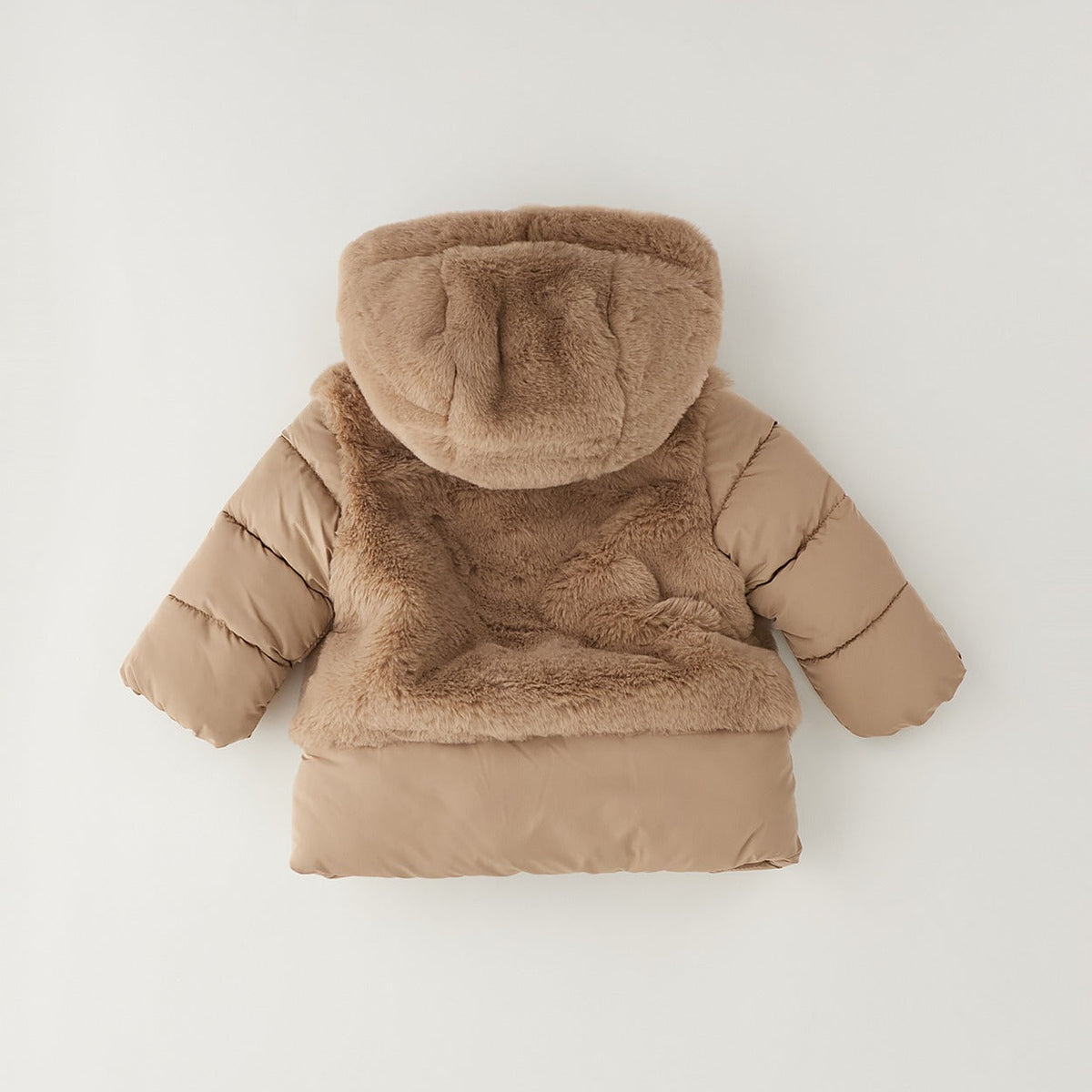 Giubbotto bimba beige imbottito con cappuccio effetto pelliccia, zip frontale e maniche trapuntate