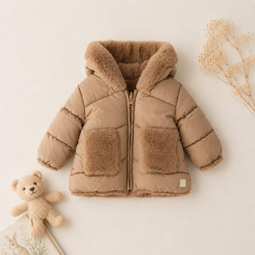Giubbotto cammello da bimba con cappuccio e tasche frontali morbide