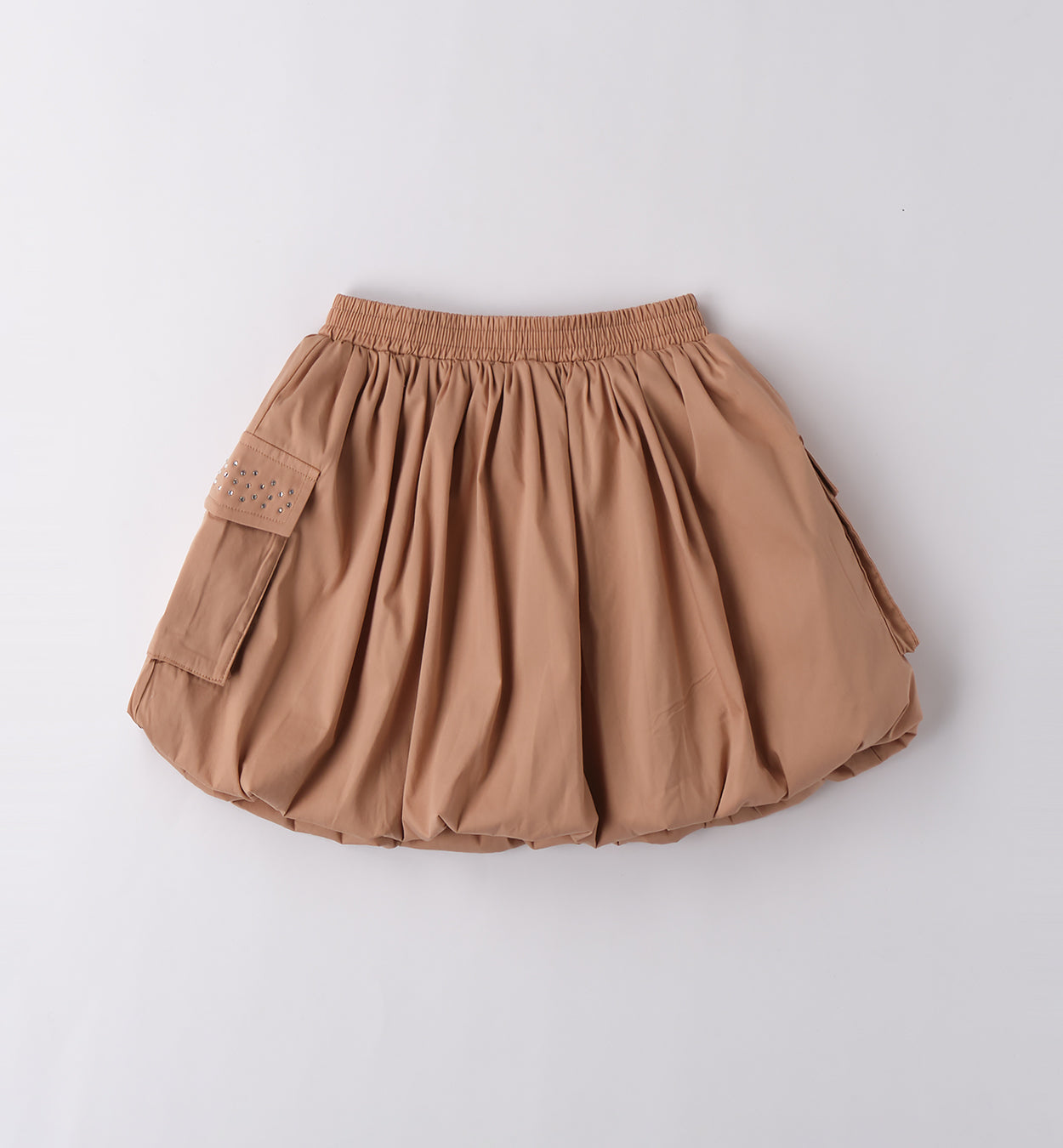 Gonna estiva bambina color cammello con tasche e borchie decorative

