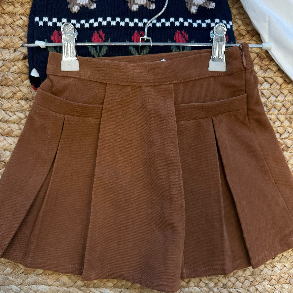 Completo bimba Dr.Kid con gilet blu a orsetti e tulipani, camicia bianca con colletto sangallo e gonna pantalone marrone.