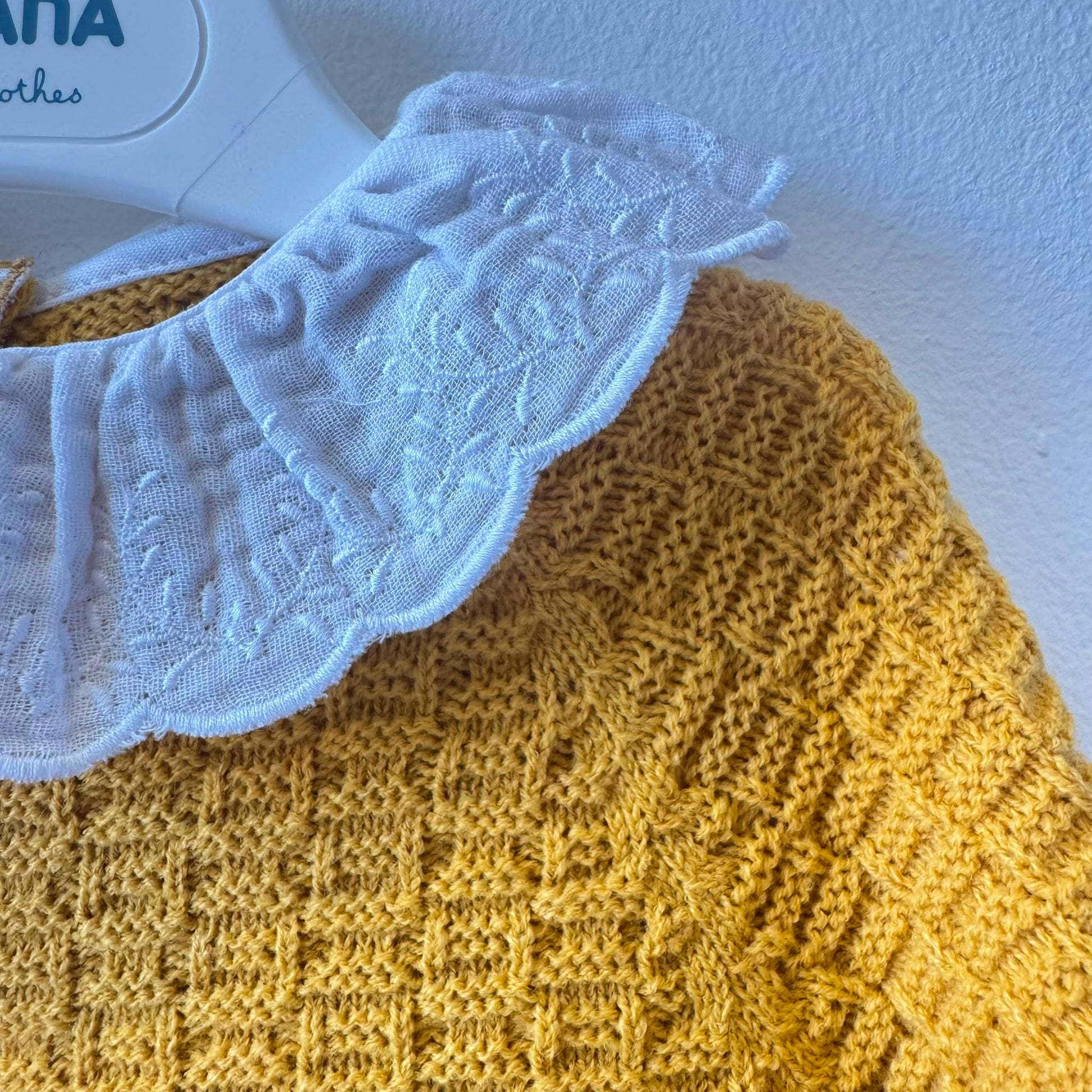 Abitino bimba senape con gonna scozzese tartan e colletto bianco ricamato.
