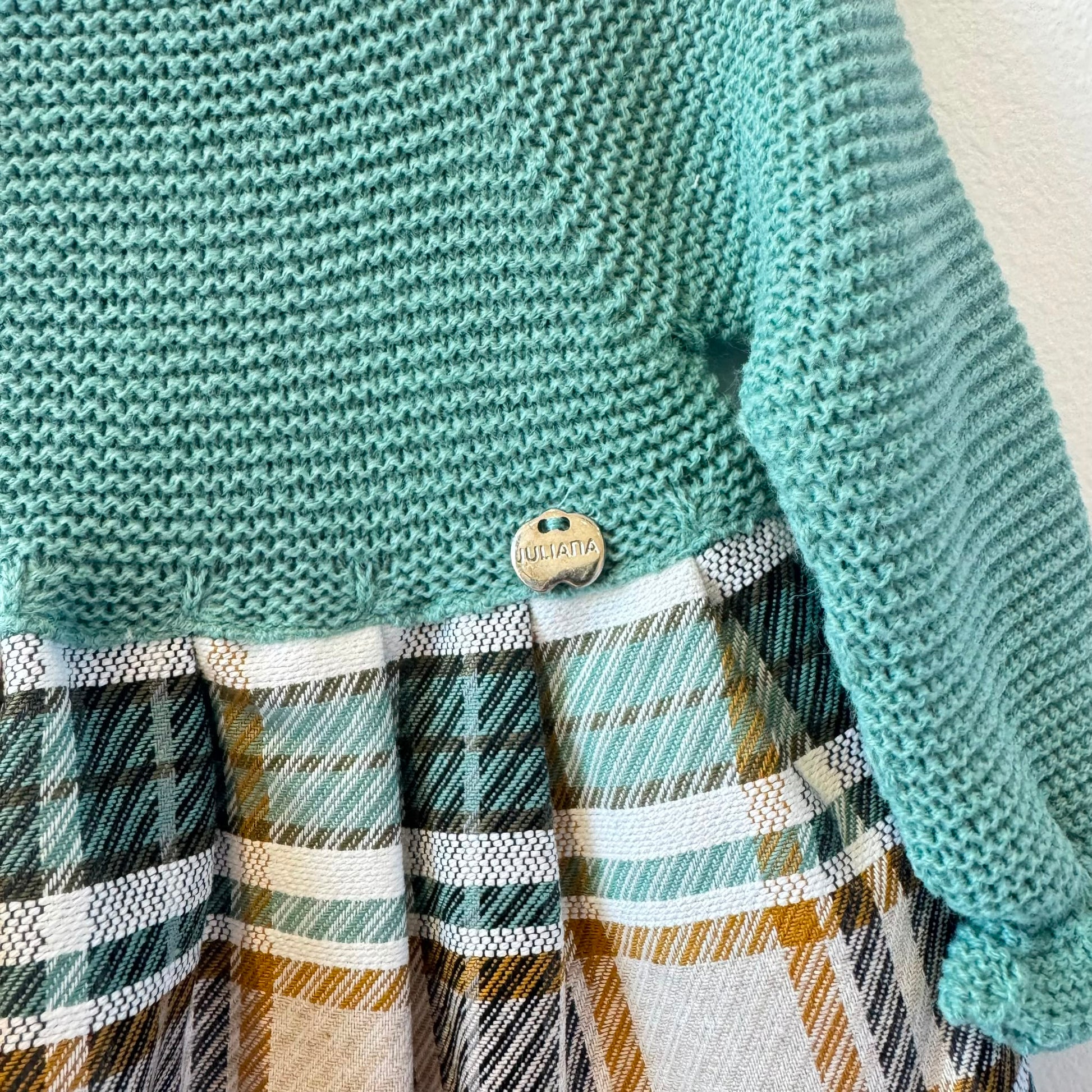 Vestito elegante bimba verde salvia con fantasia scozzese, ideale per cerimonie e occasioni speciali.