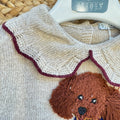 Maglioncino bambina beige con cagnolino in rilievo e colletto bordeaux