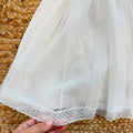 Abito battesimo bimba bianco in tulle con ricamo nido d’ape e cuffietta coordinata