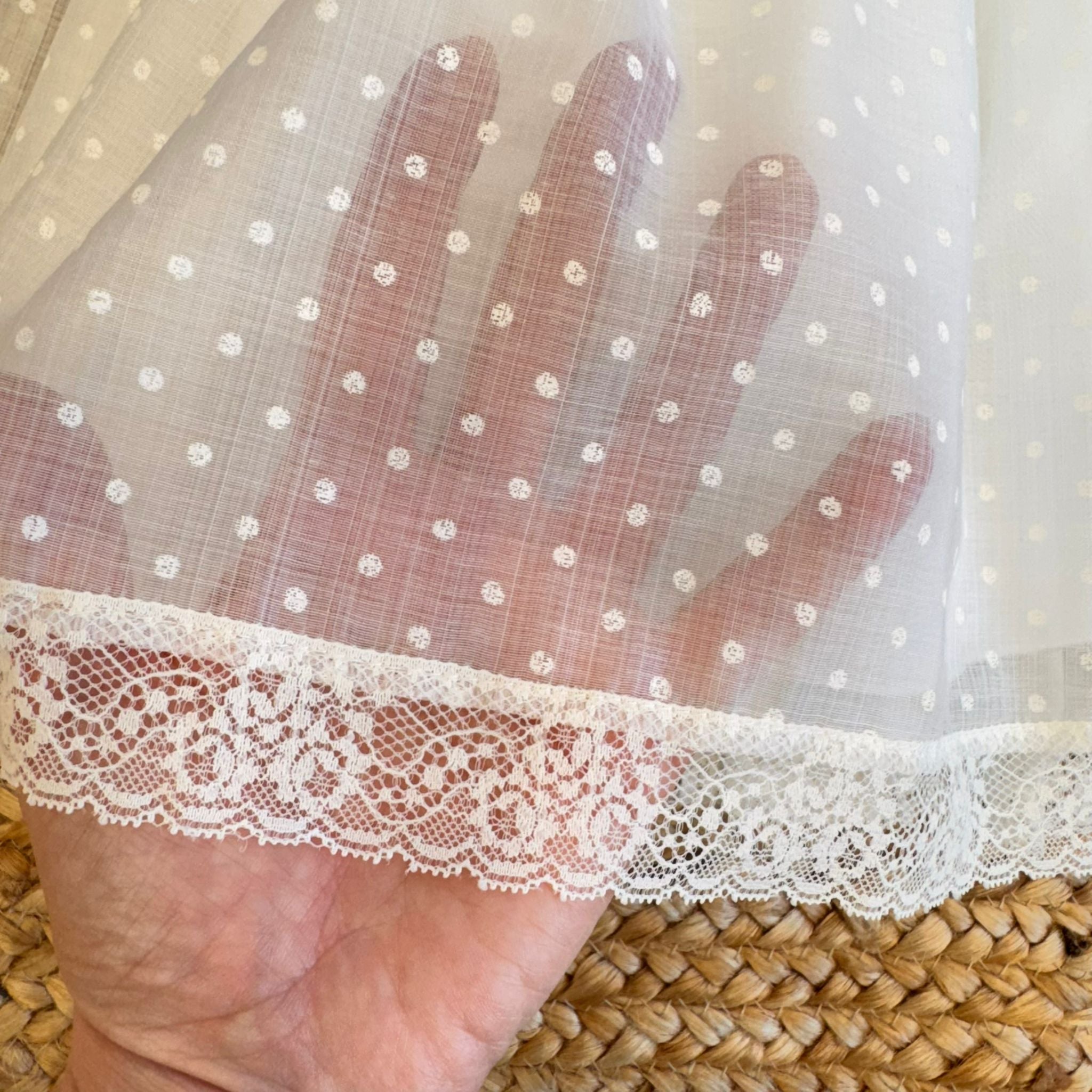 Gonna leggera in tulle con orlo in pizzo floreale.