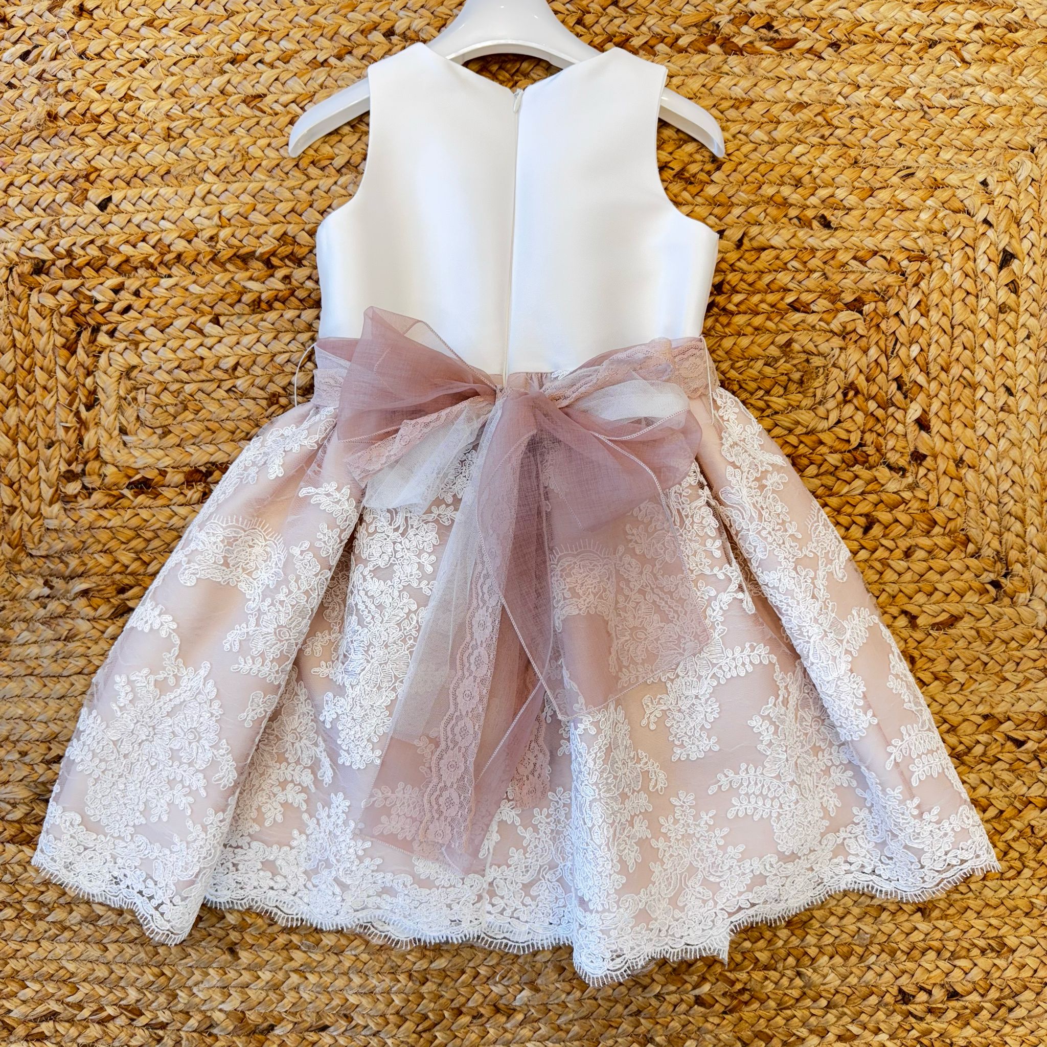 Gonna in tulle ricamato con base rosa e bordi smerlati
