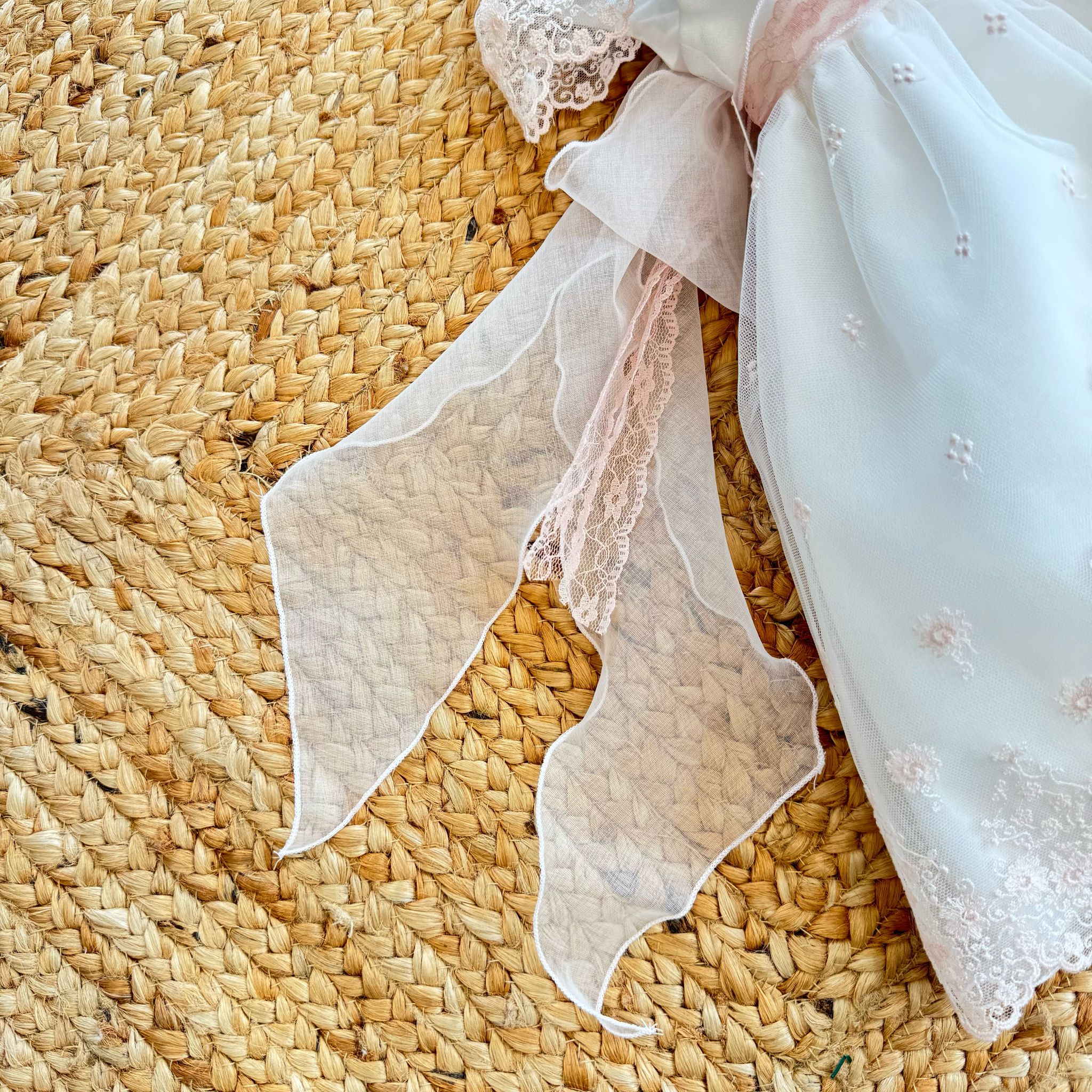 Vista posteriore dell’abito battesimo Mimilù con fiocco vaporoso in tulle.