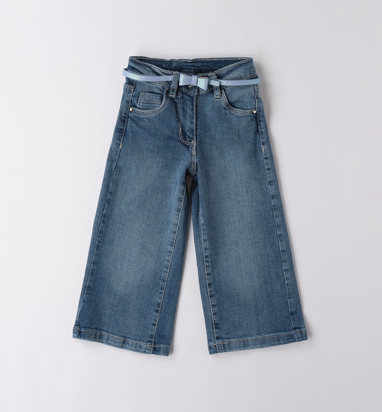 Coordinato bambina con camicia a righe e jeans a zampa con cintura azzurra

