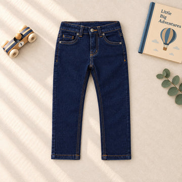 Jeans bambino blu scuro con tasche posteriori e cuciture a contrasto