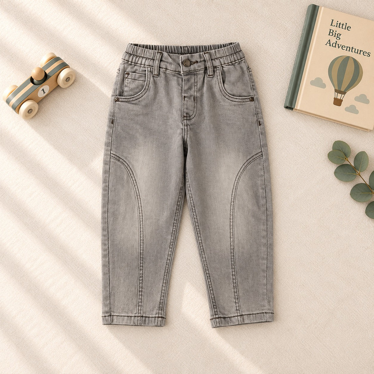 Jeans bimbo grigio con cuciture sagomate sulle gambe vista frontale