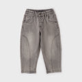Jeans bimbo grigio con cuciture sagomate sulle gambe vista frontale