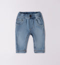 Maglione con cane e jeans blu per bambino, abbigliamento casual.