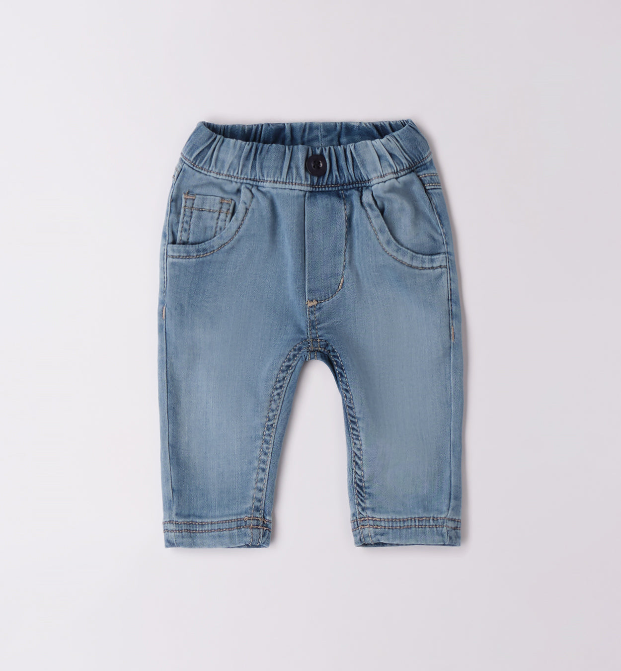 Maglione con cane e jeans blu per bambino, abbigliamento casual.