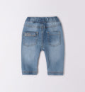Maglione con cane e jeans blu per bambino, abbigliamento casual.