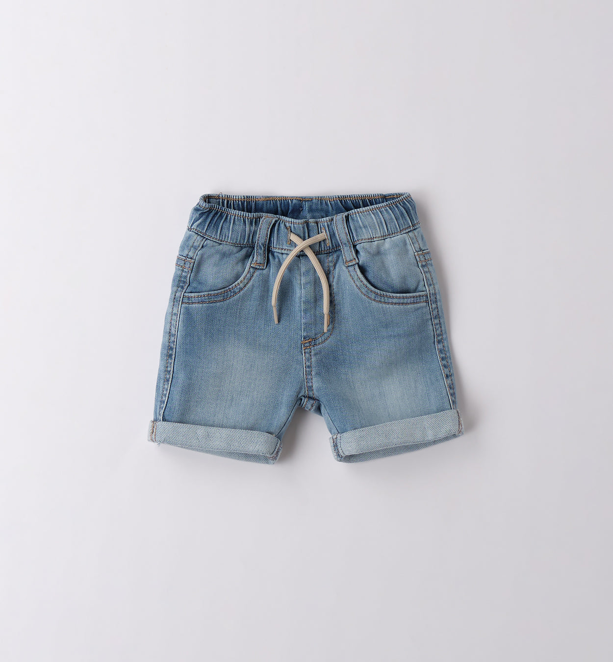 T-shirt con gatto e pantaloncini jeans per bambino, abbigliamento estivo casual.