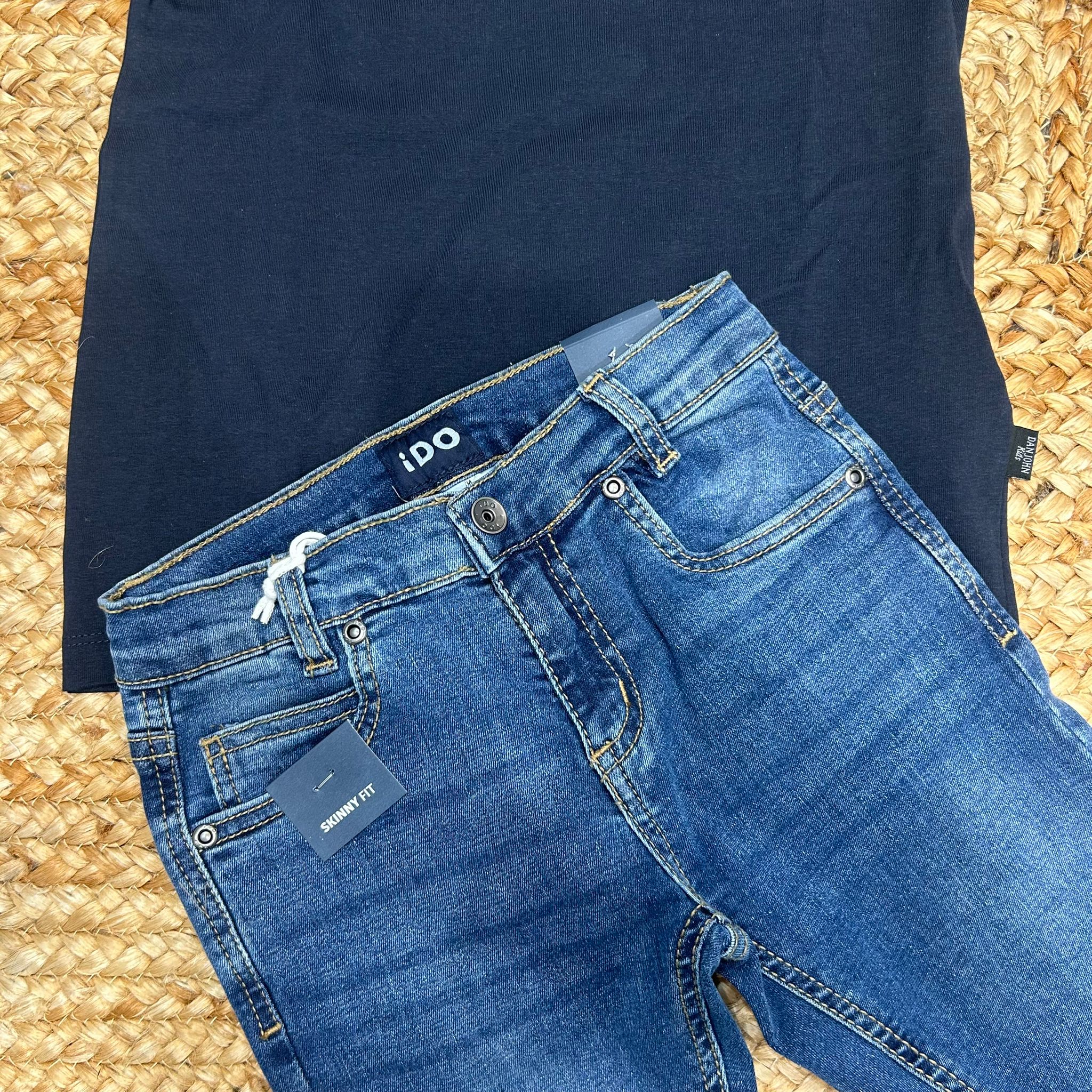 : dettaglio vita e tasche dei jeans skinny fit iDO abbinati alla t-shirt