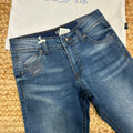 : particolare dei jeans slim fit iDO in denim elasticizzato per bambino
