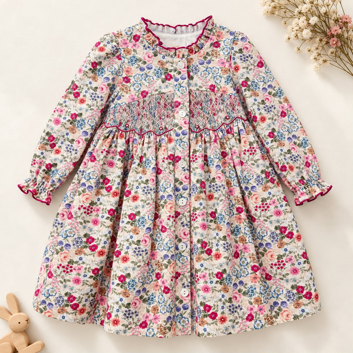 Abito bambina floreale in cotone con punto smock, colletto arricciato e dettagli bordeaux Kidivi.