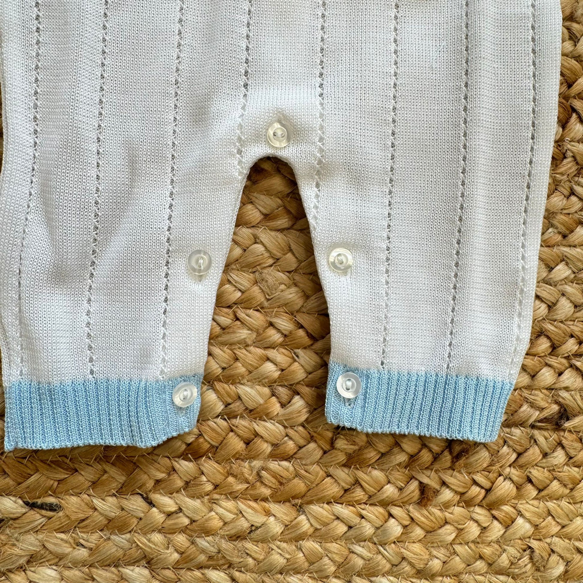 Dettaglio lavorazione traforata verticale su completo neonato