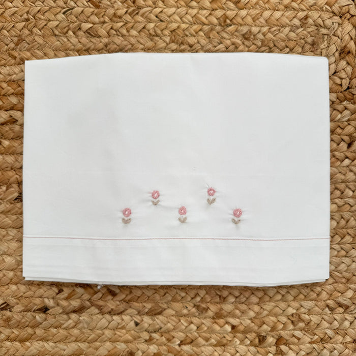 Lenzuola baby culla in cotone bianco con ricamo floreale rosa
