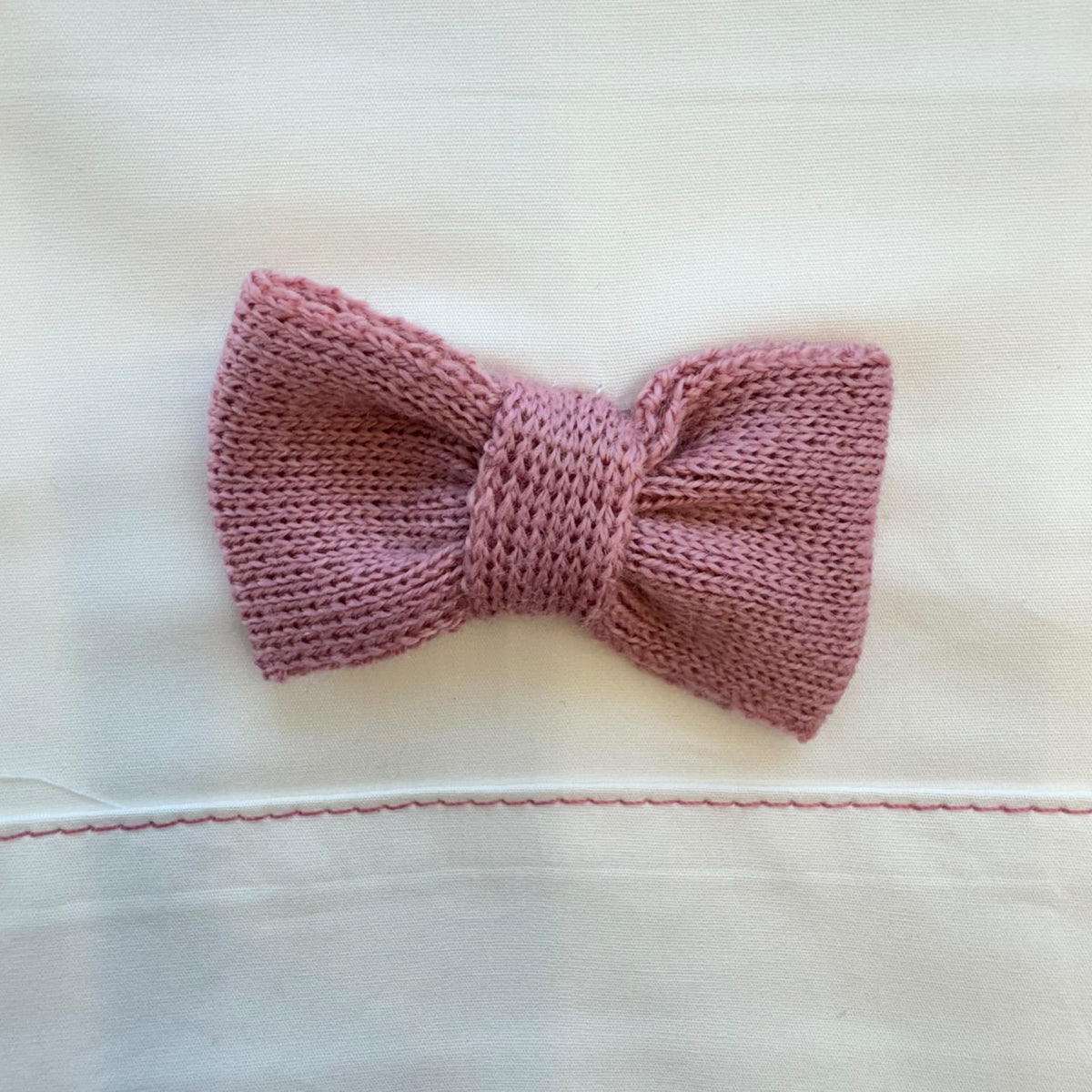 Completo lenzuola neonata in cotone bianco con fiocco rosa Marsala per baby culla