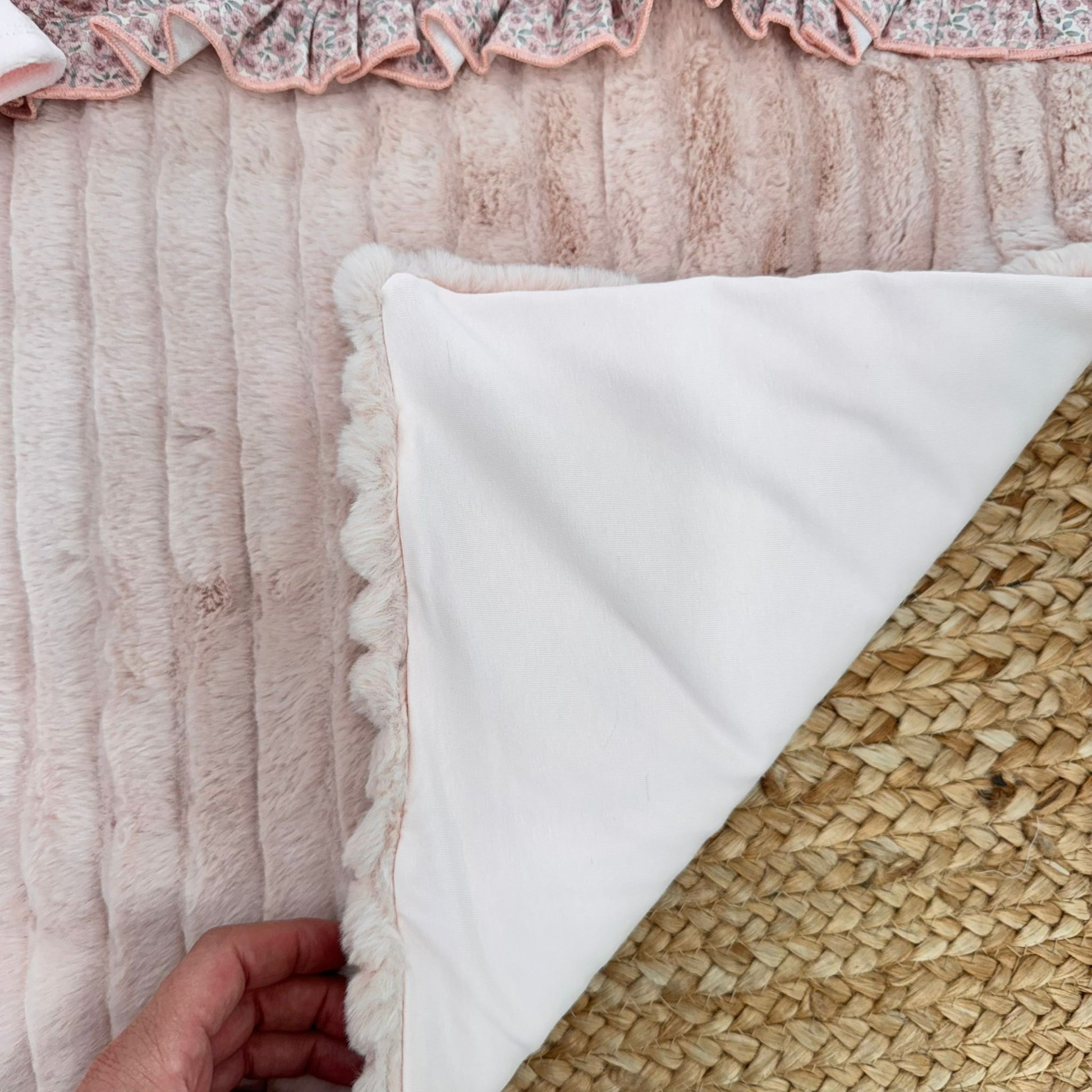 Dettaglio lenzuola in cotone con balza rosa plissé coordinata