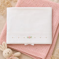 Set lenzuola culla e carrozzina in cotone colore latte con rosellina ricamata rosa e dettagli ricamati per neonata.