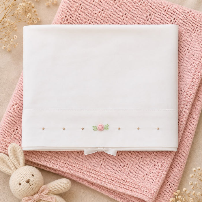 Set lenzuola culla e carrozzina in cotone colore latte con rosellina ricamata rosa e dettagli ricamati per neonata.