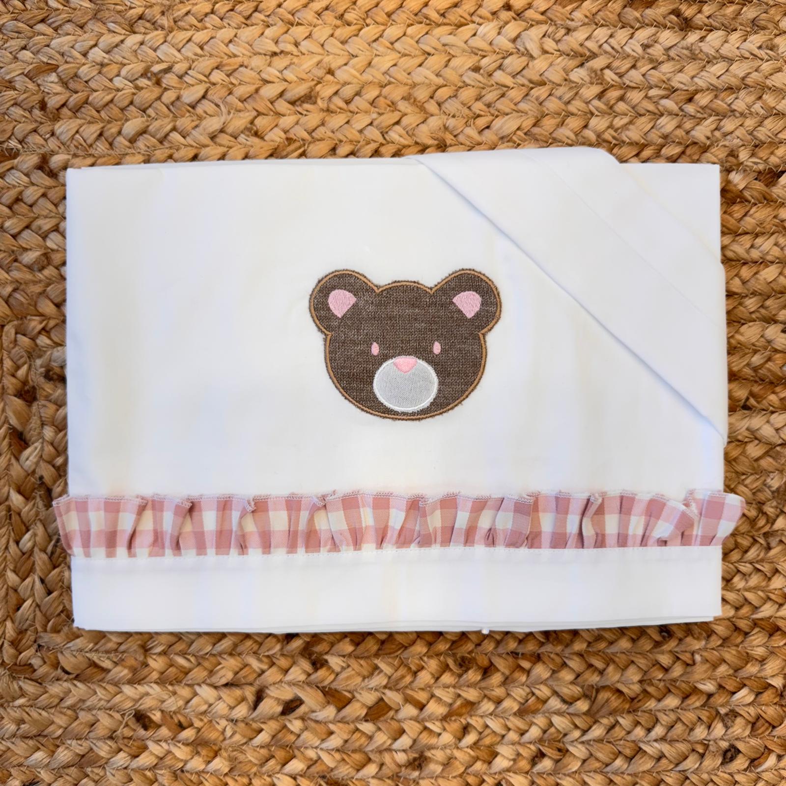 Set lenzuola culla per neonata in cotone con ricamo orsetta e bordo rosa vichy. Include lenzuolo sopra, sotto e federa.