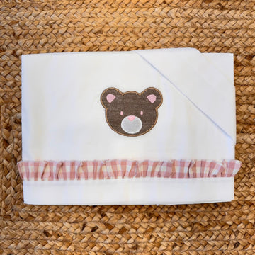 Set lenzuola culla per neonata in cotone con ricamo orsetta e bordo rosa vichy. Include lenzuolo sopra, sotto e federa.